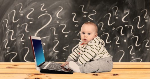 パソコンを見る赤ちゃん