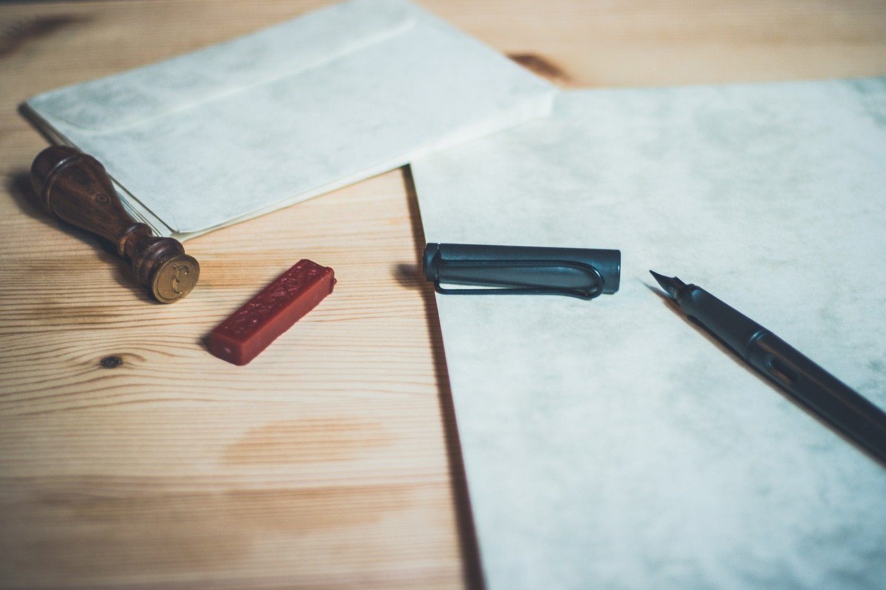 封筒と印鑑とペン