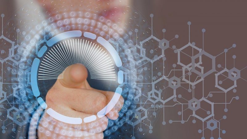 パネルを指す指