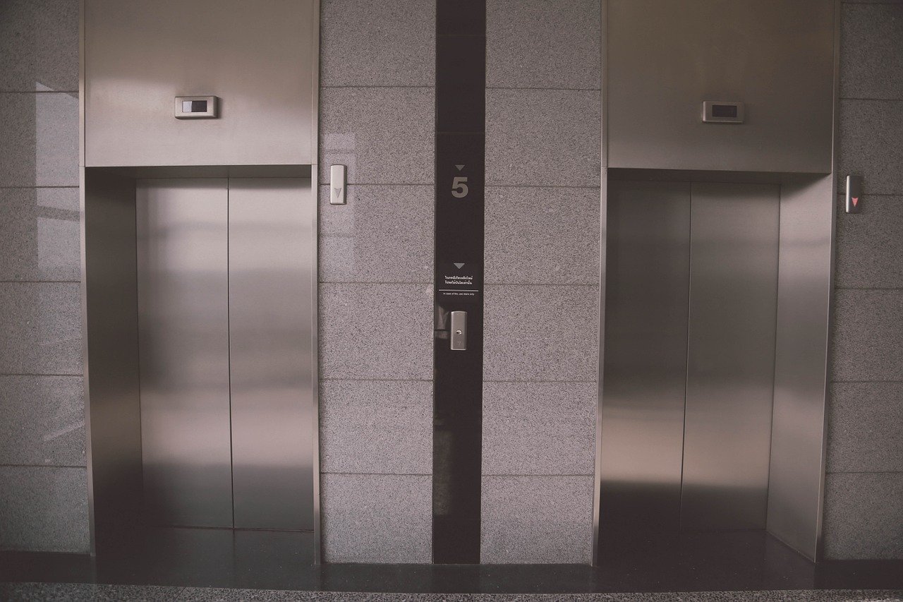 企業のエレベーター