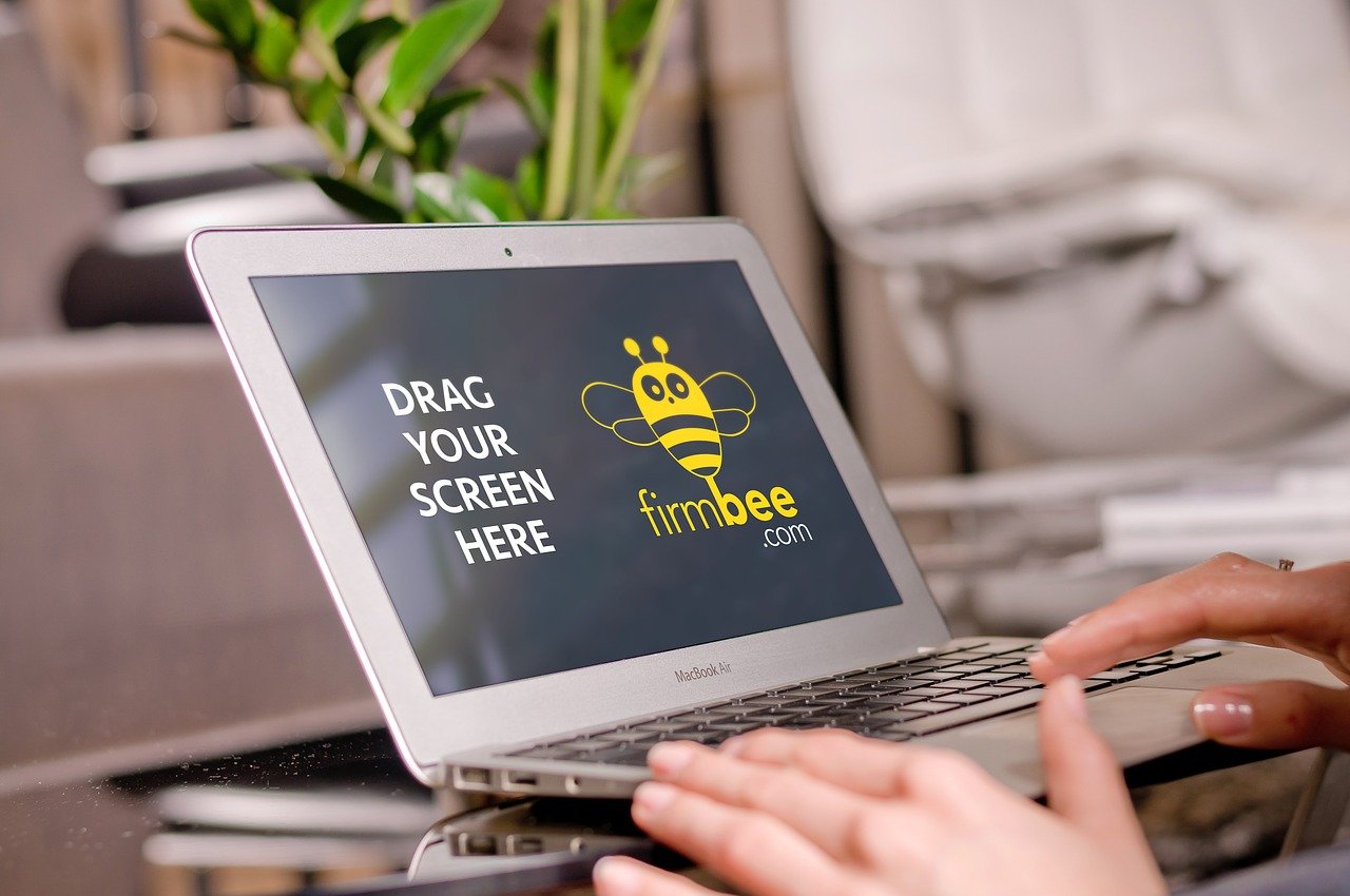 パソコン作業をする人