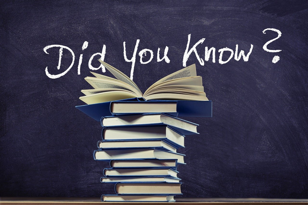 本と黒板の画像