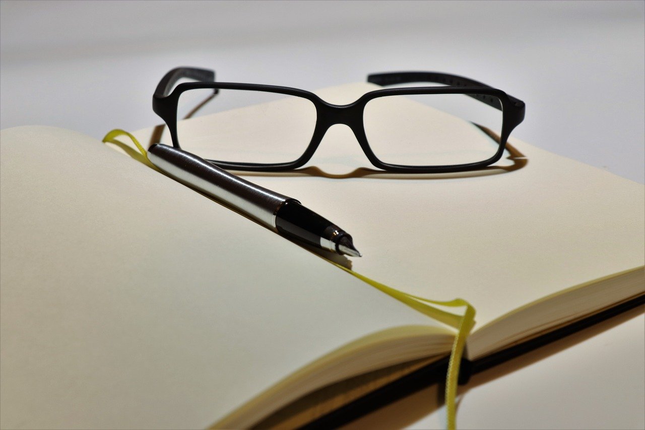眼鏡とノート
