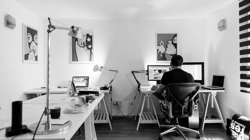 webデザイナー（男性）のモノクローム写真