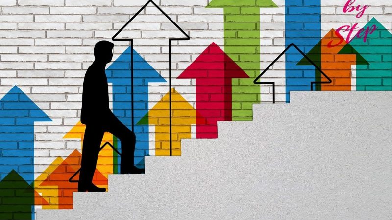 キャリアの階段を登る男性の影