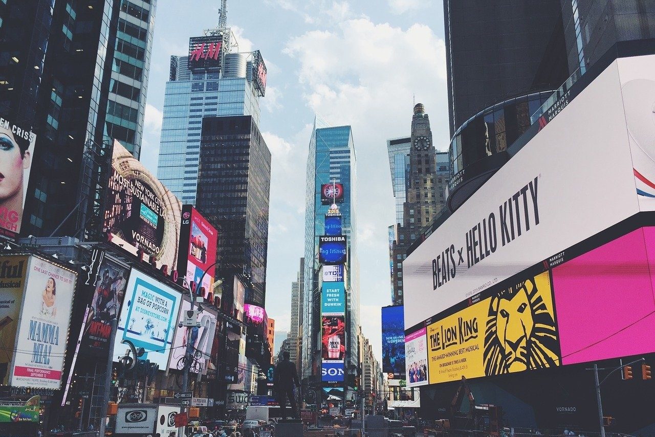 広告の多い街並み