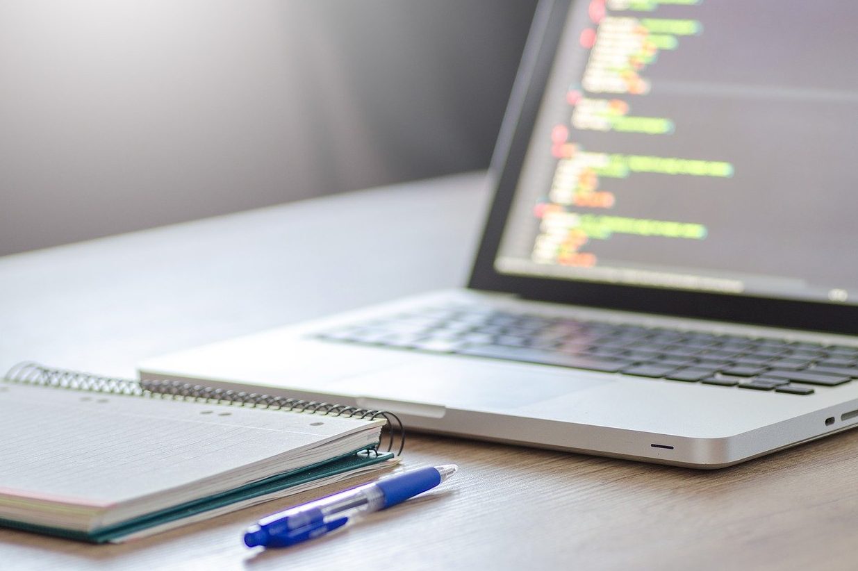 パソコン画面とノート