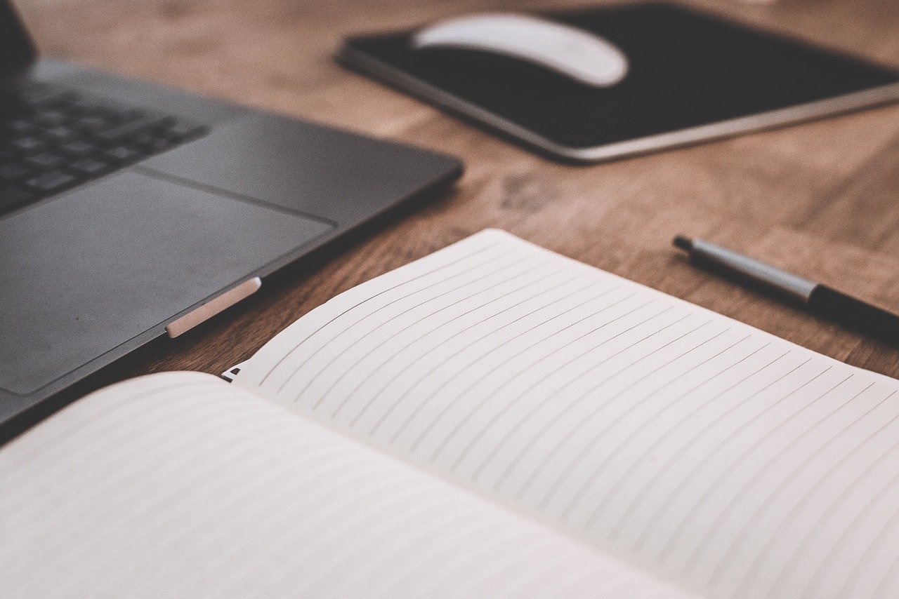 開いたノートとPC