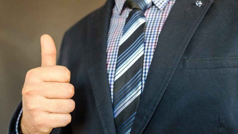 親指を立てて「いいね」ポーズするスーツの男性