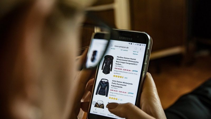 ECサイトで服を選ぶ女性