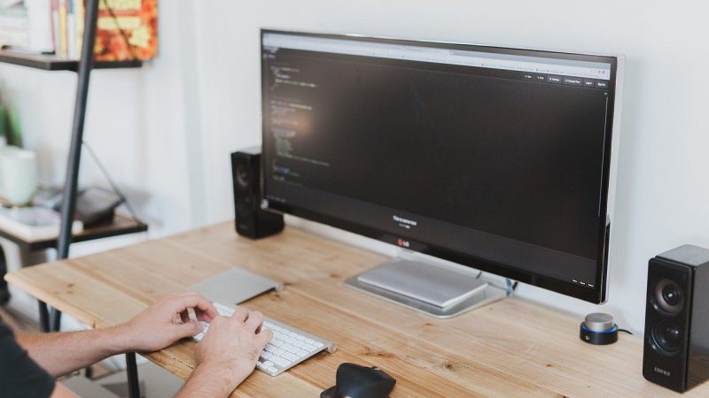 オフィスでコーディングするエンジニアの手