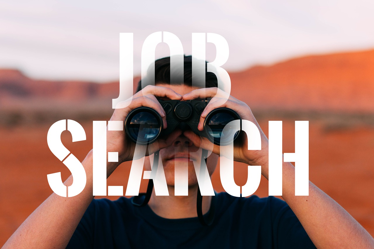 JOB SEARCHの文字と双眼鏡を覗く男性