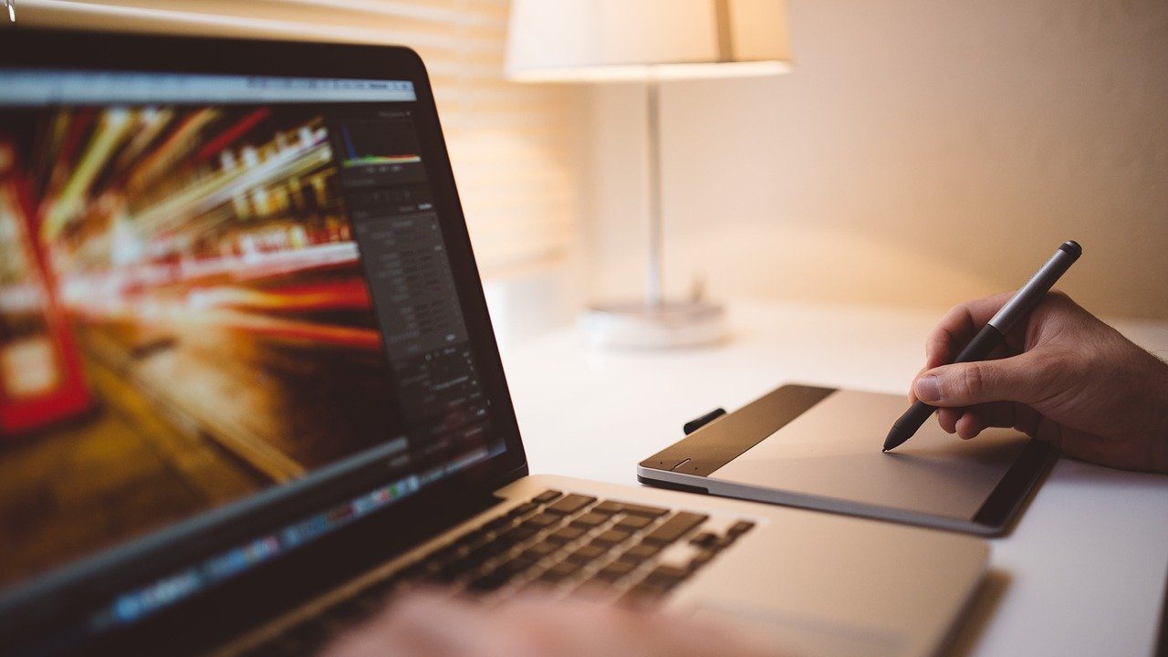 メモ帳とPCでWebデザインを考えている人