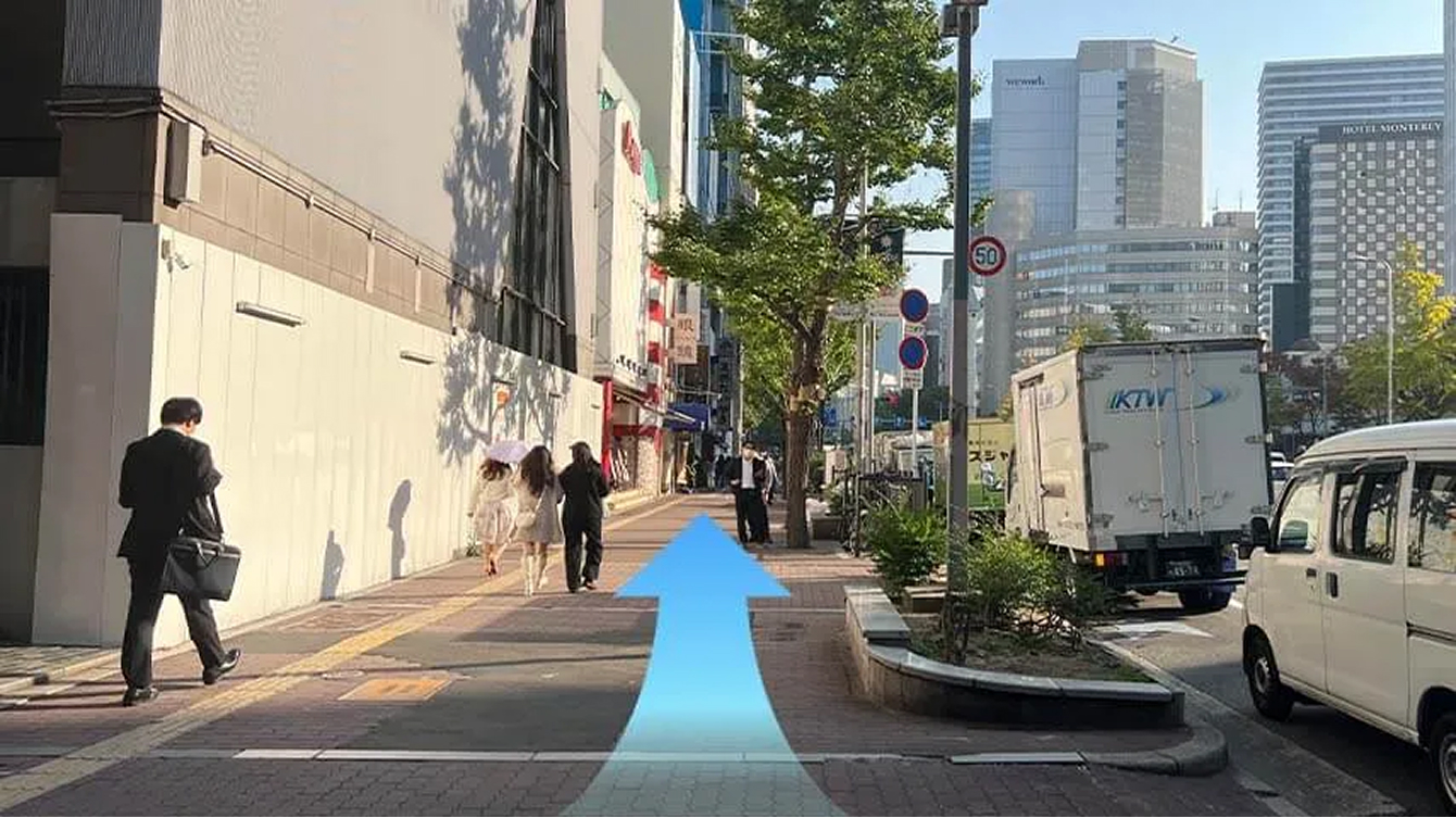 4番出口の階段を上がったら右に曲がり、すぐ左へお進みください。